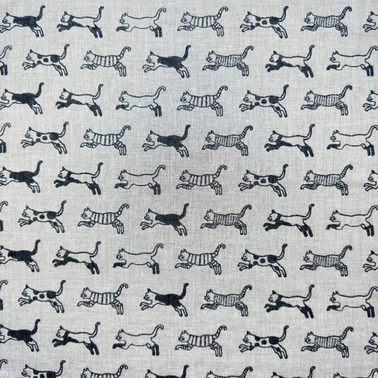 sold out【ハンカチ】【近日中に次回受注予告】-猫(ネコ)-ダブルガーゼハンカチ- 36cm×36cm
